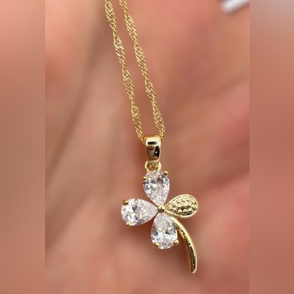 Elegant Gold Tine Clover Pendant Necklace - Picture 1 of 1